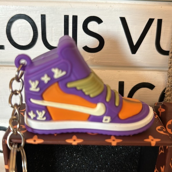 RUBBER KEYCHAINS, COMES WITH BOX - Picture 3 of 4